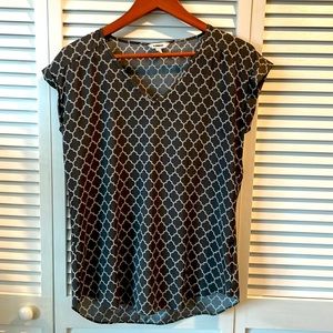 Short sleeve gray and white patterned shirt